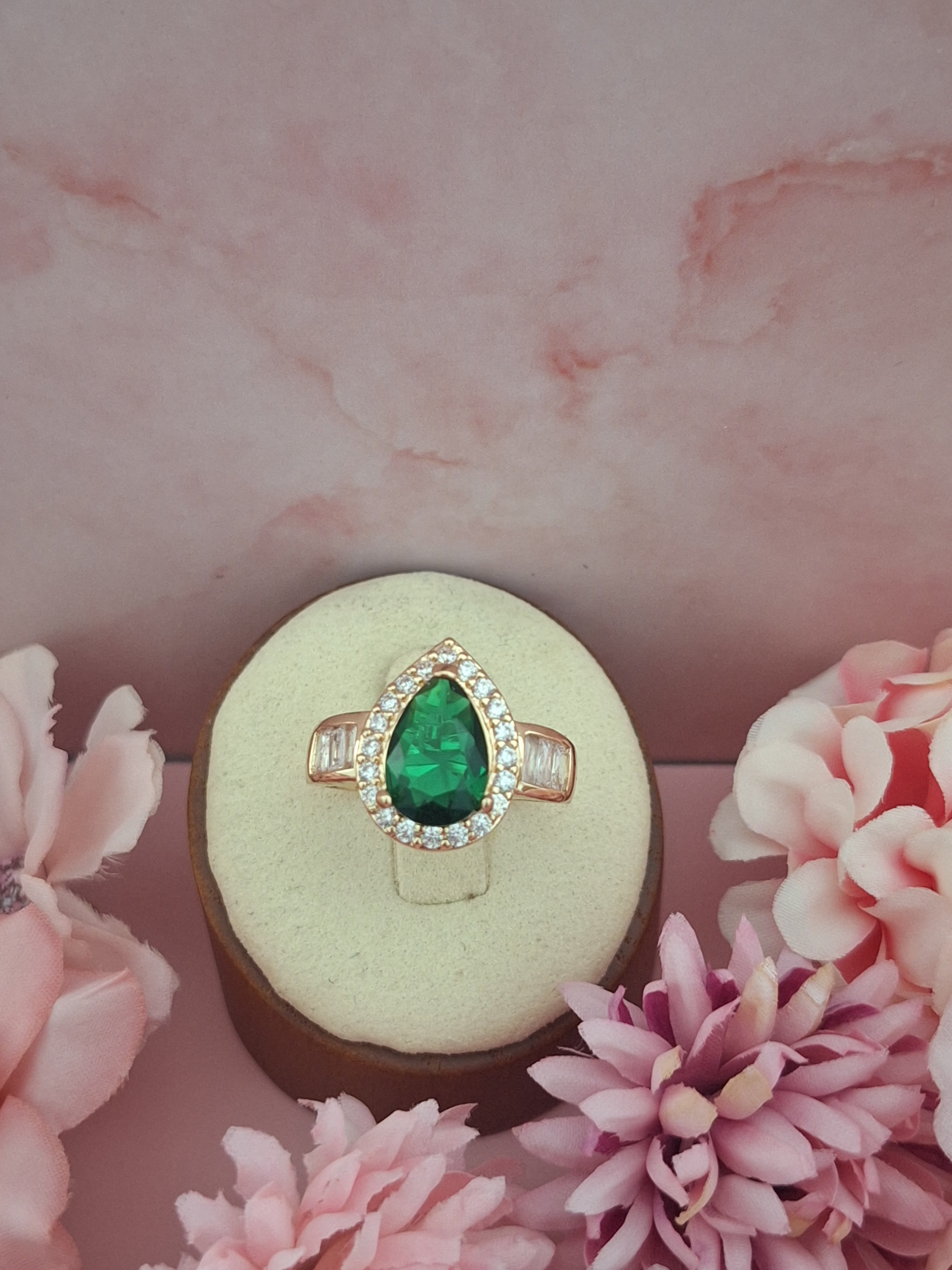 Bague en forme de goutte d'eau