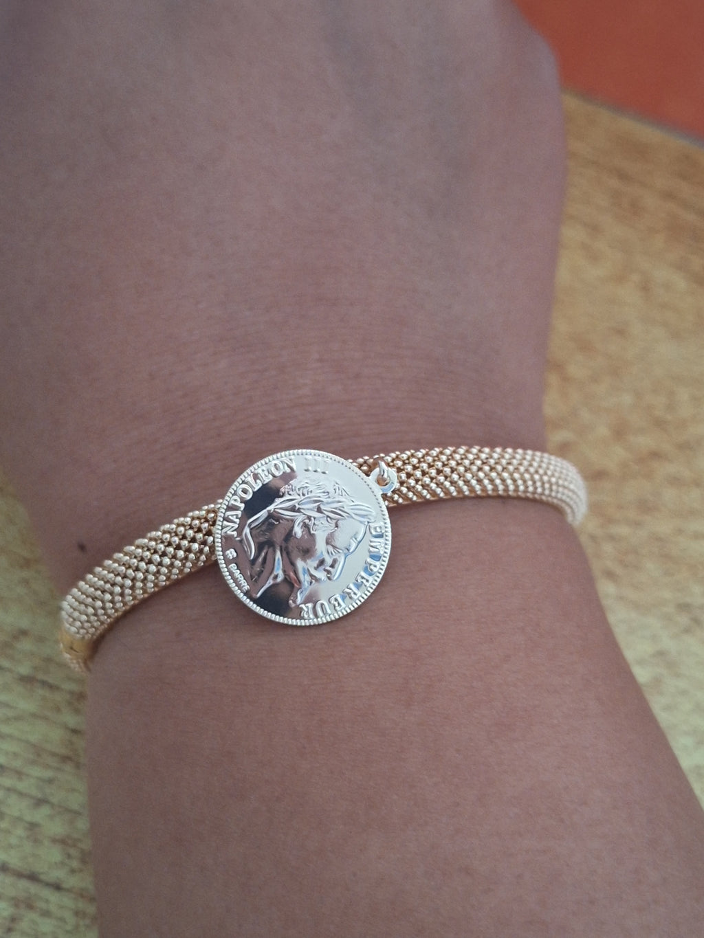 Bracelet avec pièce doré